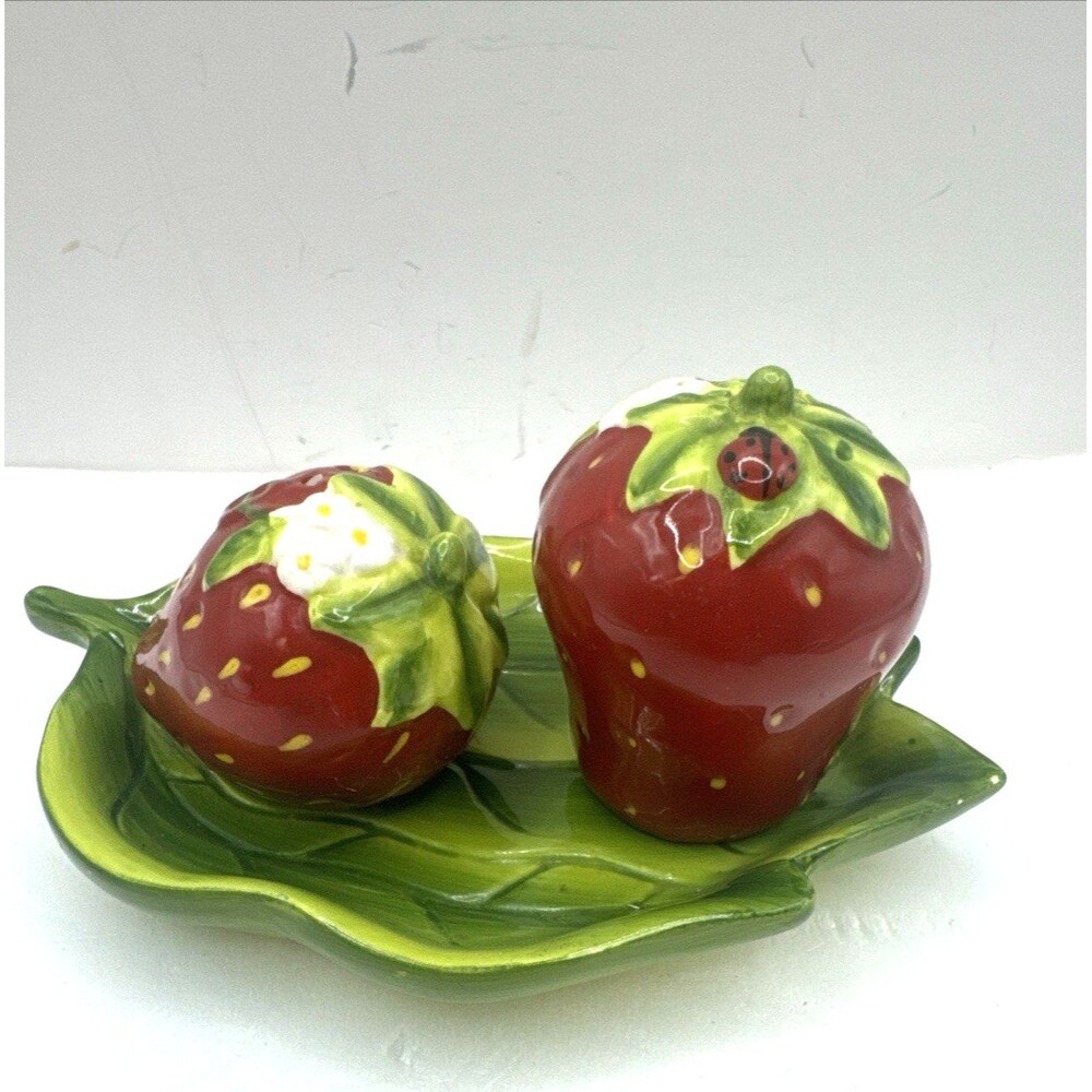 Strawberry shaped Ceramic salt & pepper Shaker with leaf shaped Tray Ladybug - Picture 2 of 13